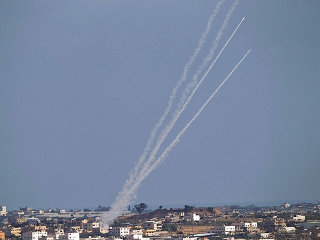 Десятки ракет запущены из сектора Газы по израильским населенным пунктам