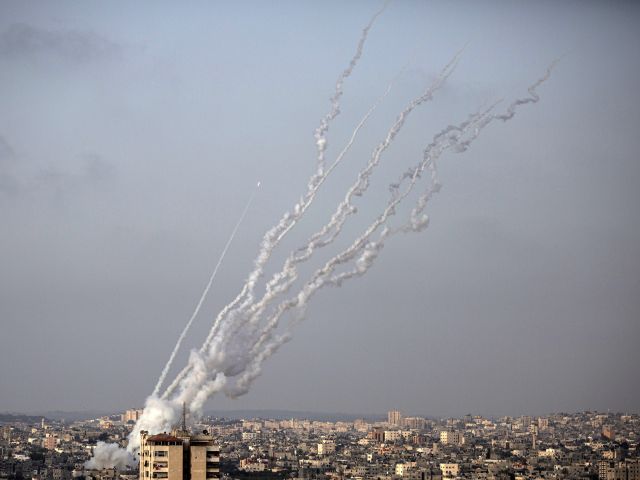 За несколько часов из Газы в сторону Израиля были запущены более 80 ракет