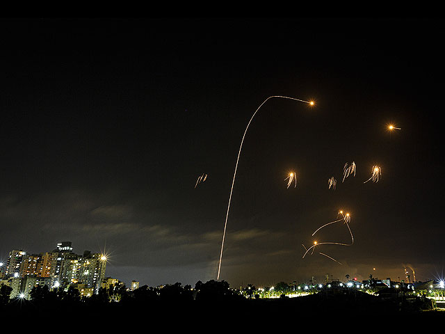 "Железный купол" сбивает ракеты, выпущенные из сектора Газы. 10 мая 2021 года