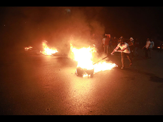 Столкновение палестинских демонстрантов с израильскими силами безопасности у въезда в город Рамаллах возле еврейского поселения Бейт-Эль. Ночь на 12 мая 2021 года