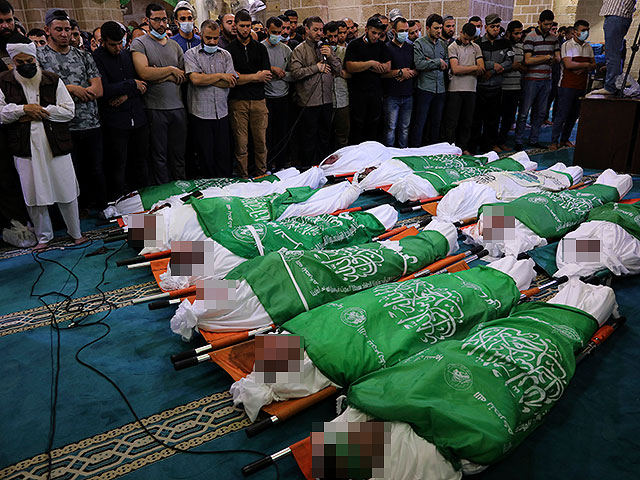 Тела тринадцати боевиков ХАМАС во время их похорон в главной мечети городе Газа, 13 мая 2021 года