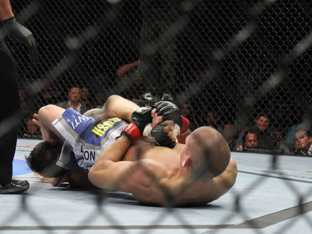 Бразильские страсти в UFC. Чемпион мира по джиу-джитсу не хотел сдаваться и ему сломали руку