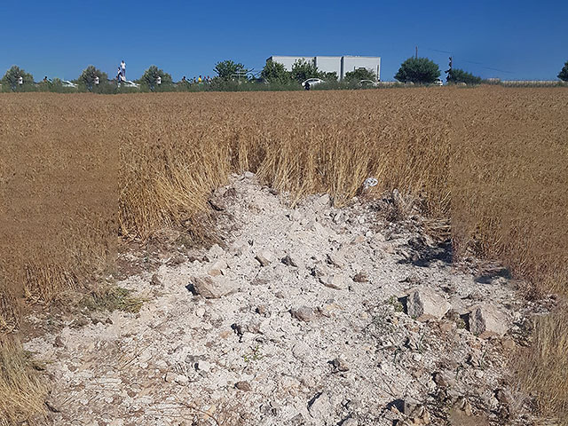 Место падения одной из ракет недалеко от Шфарама