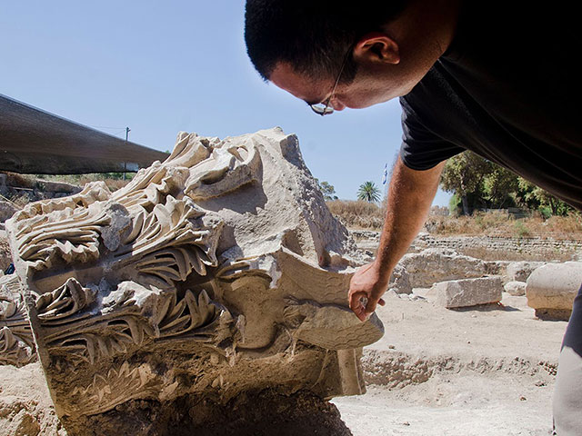 Археолог Саар Ганор указывает на символ орла на капители столба базилики в национальном парке Ашкелоне