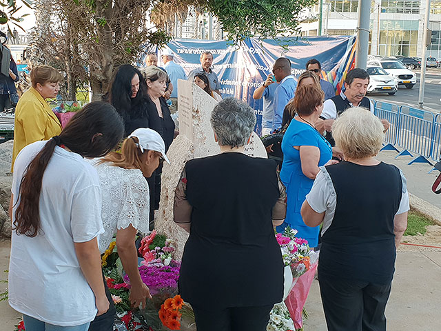 20 лет спустя. В Тель-Авиве прошла церемония памяти жертв теракта в "Дольфи"
