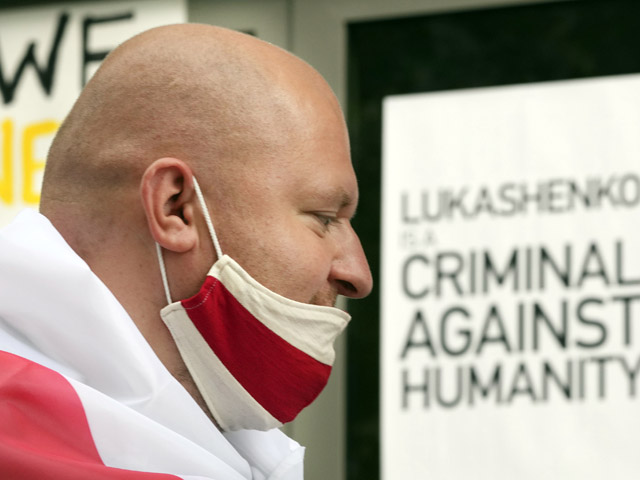 Акция в поддержку белорусской оппозиции в Варшаве: голый протест под лозунгом "Лукашенко &#8211; убийца"