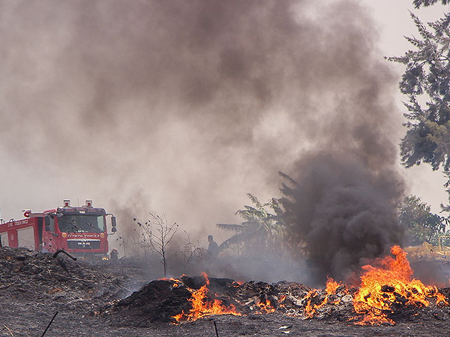 Возобновился пожар, накануне бушевавший рядом с поселком Цур-Адаса