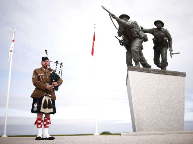 В Нормандии открыт памятник погибшим британским солдатам