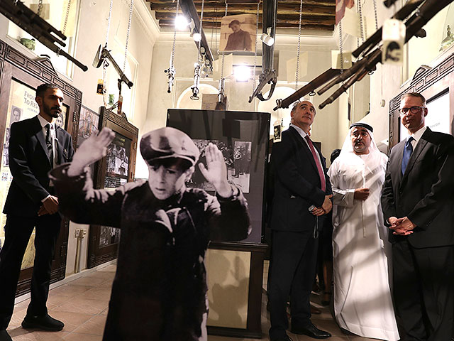 Эйтан Наэ (третий справа), Ахмед Аль Мансури, основатель частного музея "Перекресток цивилизаций" (второй справа) и посол Германии в ОАЭ Питер Фишер (справа), на выставке посвященной Катастрофе еврейства. Дубай, ОАЭ