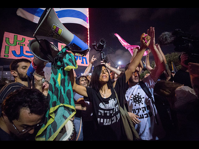 Тель-Авив празднует уход Биньямина Нетаниягу. Фоторепортаж