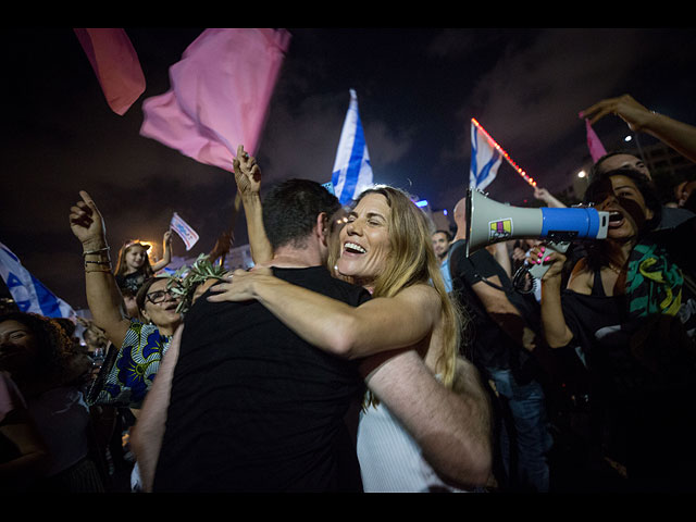 Тель-Авив празднует уход Биньямина Нетаниягу. Фоторепортаж
