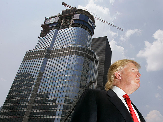 Трамп на фоне своего строящегося небоскреба Trump International Hotel & Tower в Чикаго, 2007 год