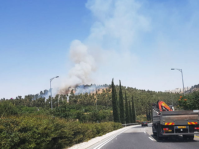 Возле Иерусалима бушуют пожары, железнодорожное сообщение со столицей прервано