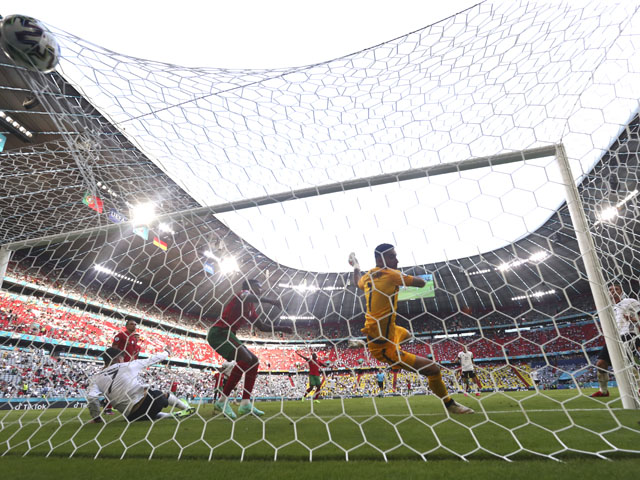 Робин Госенс забивает четвертый гол в ворота португальцев