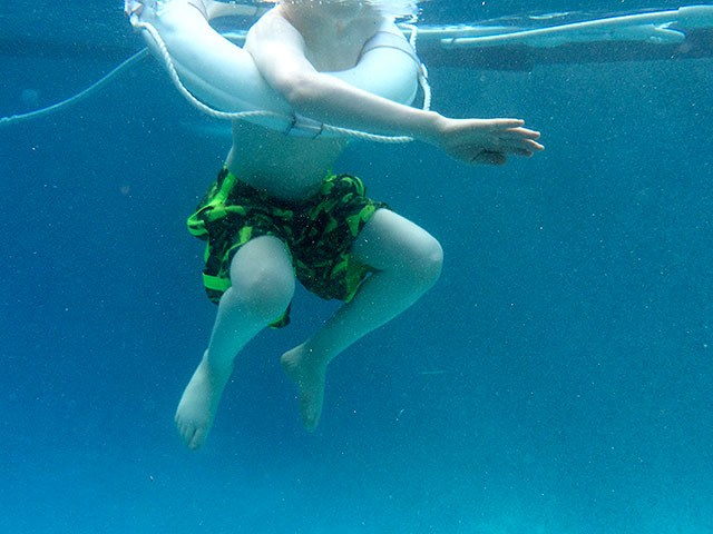 В бассейне в Бат-Яме едва не утонул шестилетний мальчик