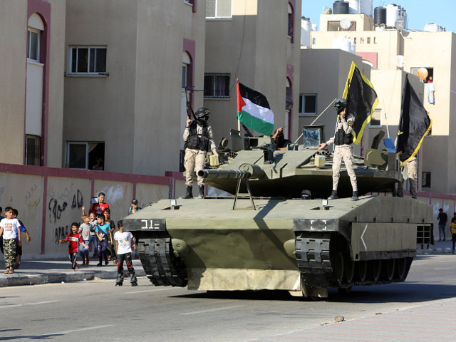 "Танк" на параде "Исламского джихада" на юге Газы. Фоторепортаж