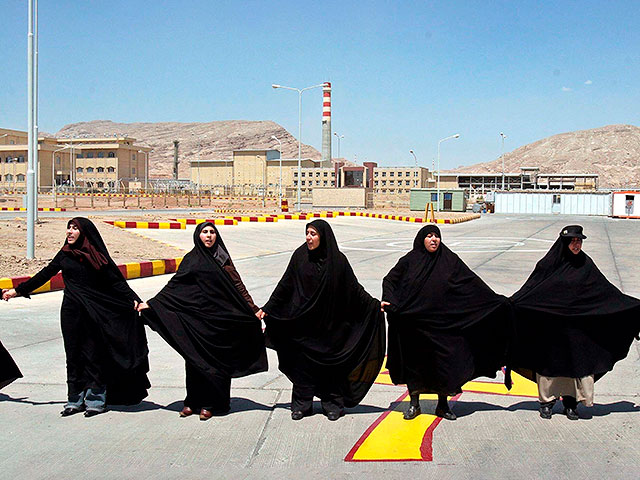 Иранские женщины у завода по обогащению урана в городе Исфахан проводят акцию в поддержку ядерной программы Ирана