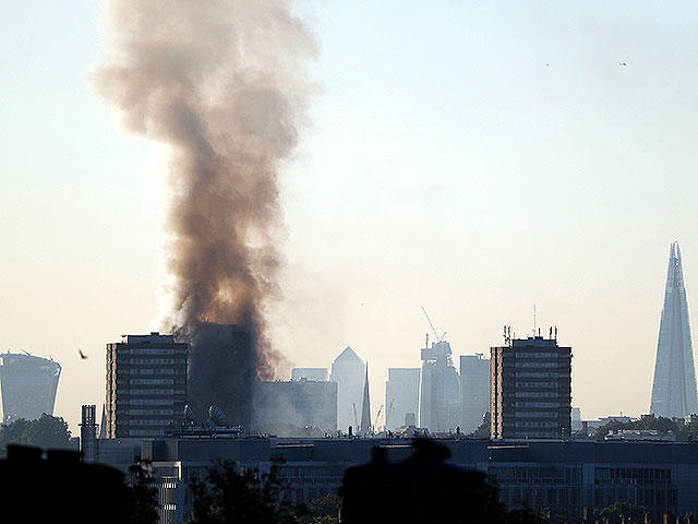 Взрыв и крупный пожар рядом со станцией метро Elephant and Castle в Лондоне