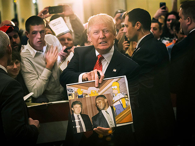 Дональд Трамп держит подаренную Майком Тайсоном фотографию во время предвыборной кампании. 2016 год