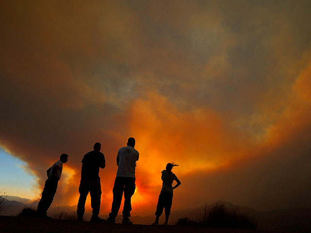Жители кипрских деревень наблюдают за пожаром в горном районе Ларнаки, 3 июля 2021 года