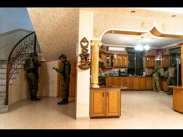 Израильские военные размечают дом террориста-убийцы Мунтасара Шалаби