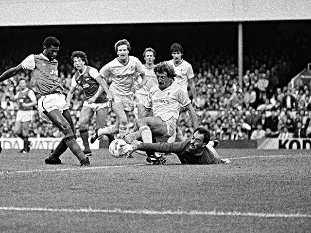 Пол Маринер (второй слева) в матче "Ливерпуль" - "Арсенал". Чемпионат Англии. 1984 год