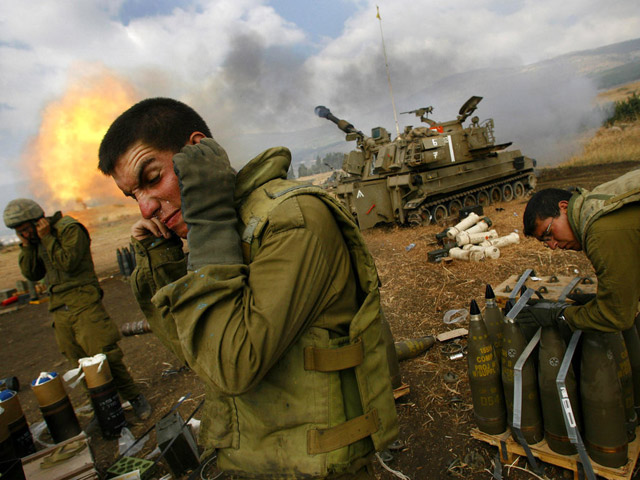 Израильские артиллеристы ведут огонь по позициям "Хизбаллы"