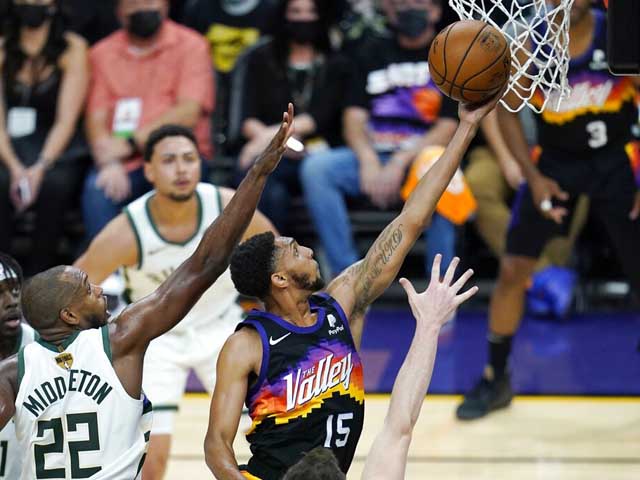 НБА: "Милуоки" сократил отставание от "Финикса" в финальной серии