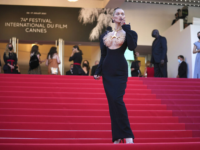 Обнаженная в золоте: Белла Хадид шокировала публику на кинофестивале в Каннах