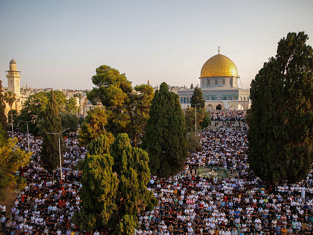 Массовая молитва мусульман на Храмовой горе: под флагами ПА и ХАМАСа. Фоторепортаж