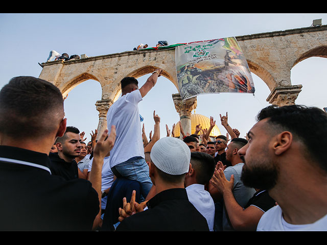 Массовая молитва мусульман на Храмовой горе: под флагами ПА и ХАМАСа. Фоторепортаж