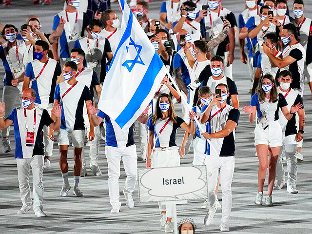 Церемония открытия Олимпиады в Токио. Во главе израильской команды Яков Тумаркин и Анна Князева-Миненко