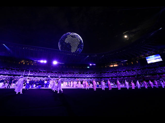 Церемония открытия Олимпиады в Токио. Объемная динамическая фигура в форме шара, сформированная дронами