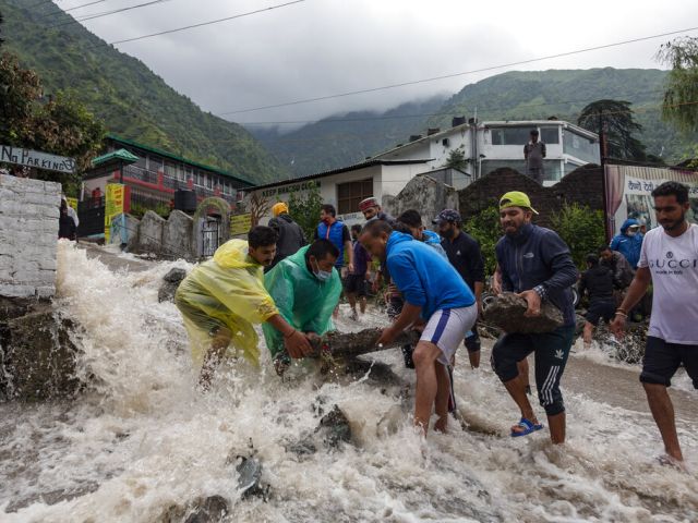 Жертвами наводнений и оползней в Индии стали более 130 человек