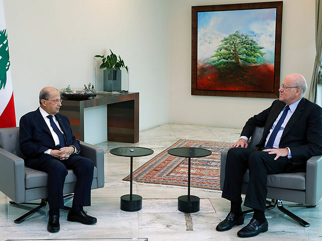 Президент Ливана Мишель Аун (слева) и политик и предприниматель Наджиб Микати (справа)