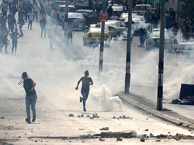 Беспорядки в Хевроне: местные жители громят магазины и жгут машины