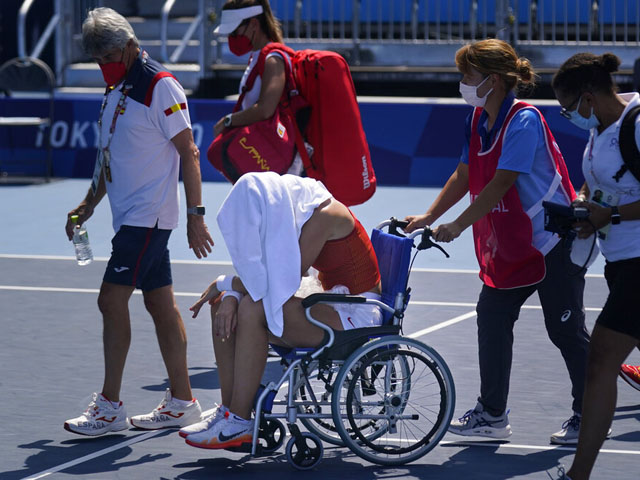 Олимпиада. Теннис, Паула Бадоса не смогла доиграть матч из-за теплового удара. Ее с корта увезли на коляске
