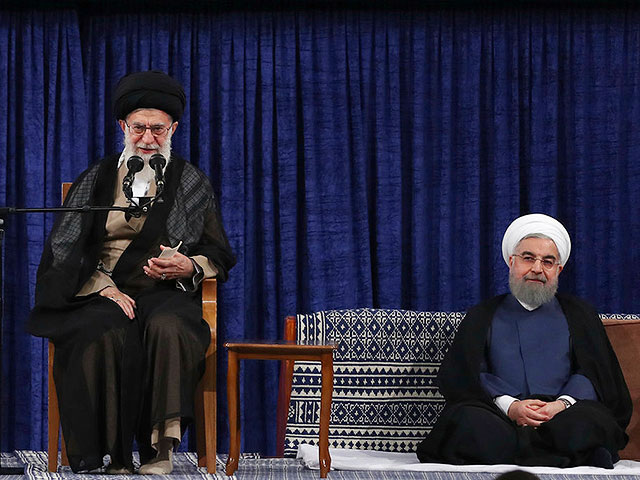 Аятолла Али Хаменеи (слева) и Хасан Роухани