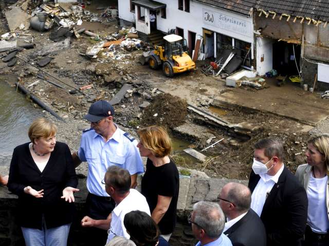 Меркель в зоне бедствия: "В борьбе против изменения климата нельзя медлить"