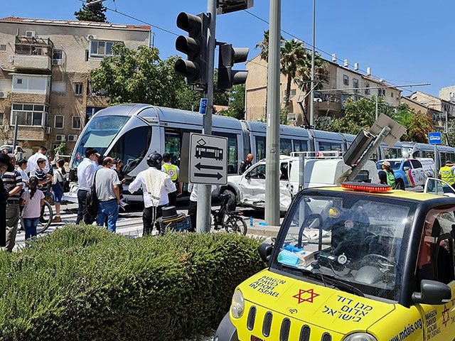 В Иерусалиме столкнулись трамвай и легковой автомобиль, тяжело травмирован мужчина