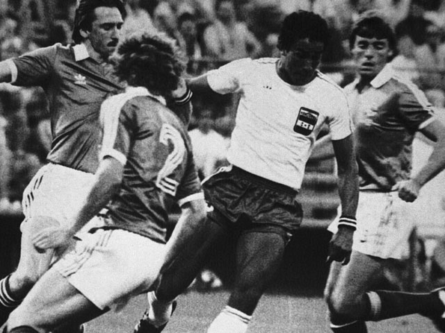 Чемпионат мира 1982 года. Порфирио Бетанкур (в белой футболке) в матче против сборной Северной Ирландии