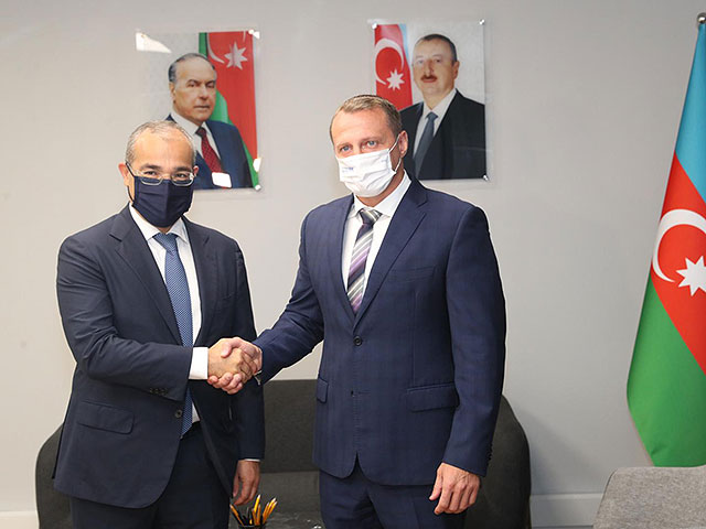 Слева направо: министр экономики Азербайджана Микаил Джаббаров и министр туризма Израиля Константин (Йоэль) Развозов