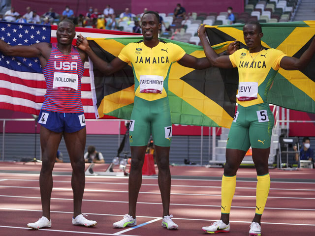 Олимпиада. Бег на 110 метров с барьерами. Спортсмены с Ямайки завоевали золото и бронзу