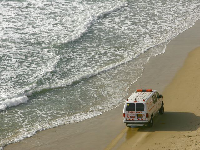 На одном из "диких" пляжей Нетании едва не утонул 40-летний мужчина