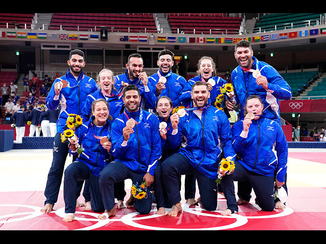 Члены сборной Израиля позируют со своими бронзовыми медалями после церемонии награждения в командных соревнованиях по дзюдо на летних Олимпийских играх в Токио