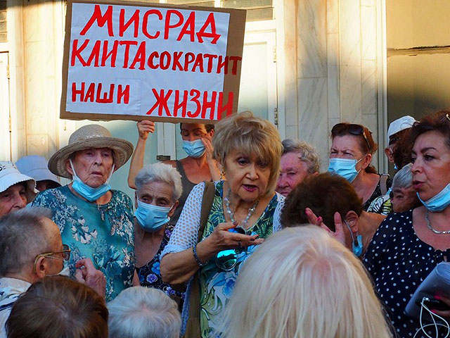 Пожилые жильцы "Дипломата" устроили акцию протеста, представители министерства интеграции не пришли