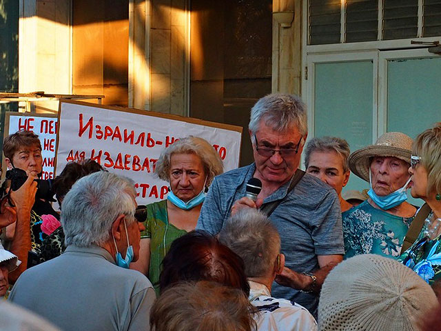 Пожилые жильцы "Дипломата" устроили акцию протеста, представители министерства интеграции не пришли