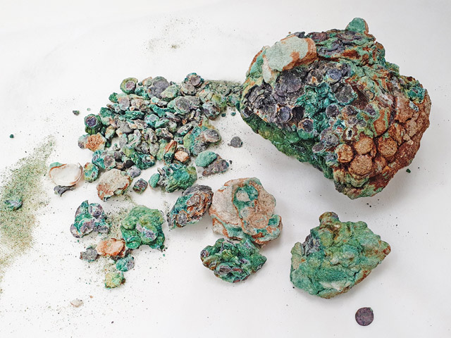 Казна погибшего корабля: турист нашел на пляже клад древних монет