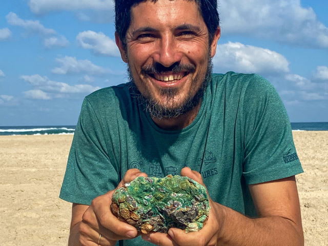 Казна погибшего корабля: турист нашел на пляже клад древних монет
