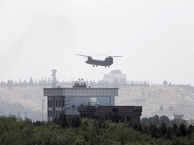 Вертолеты приземляются у посольства США в Кабуле, когда дипломатические машины покидают территорию на фоне наступления талибов на афганскую столицу.15 августа, Кабул